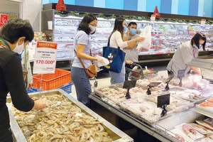 Người tiêu dùng chọn mua hàng hóa tại một siêu thị ở TPHCM. Ảnh: CAO THĂNG