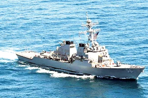 Tàu USS John S. McCain đang thực hiện hoạt động bảo đảm tự do hàng hải ở gần quần đảo Hoàng Sa của Việt Nam trên Biển Đông