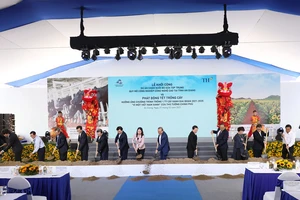 Phó Thủ tướng Thường trực Trương Hòa Bình cùng các vị quan khách và lãnh đạo tập đoàn TH thực hiện nghi thức khởi công Dự án Chăn nuôi bò sữa tập trung quy mô công nghiệp công nghệ cao tại tỉnh An Giang