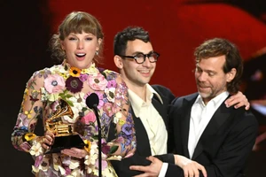 Taylor Swift thắng giải Album của năm tại lễ trao giải Grammy 2021. Ảnh: GETTY IMAGES