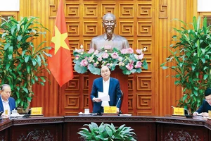 Thủ tướng Nguyễn Xuân Phúc chủ trì cuộc họp của Thường trực Chính phủ về việc di dời các cảng trên sông Sài Gòn và Nhà máy đóng tàu Ba Son. Ảnh: TTXVN
