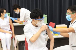 Tiêm vaccine phòng Covid-19 cho nhân viên y tế tại Tokyo, Nhật Bản. Ảnh: TTXVN