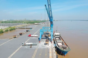 Tàu theo sông Soài Rạp vào cảng Tân Cảng - Hiệp Phước bốc dỡ hàng hóa. Ảnh: CAO THĂNG