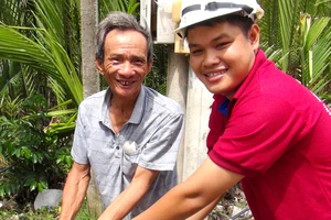 Ông Trần Văn Thanh, người dân huyện Cần Giờ vui mừng khi nước sạch được kéo đến nhà