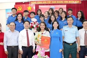 Học sinh Nguyễn Ngọc Tường, Trường THPT Hàn Thuyên (quận Phú Nhuận), trong ngày đứng vào hàng ngũ của Đảng