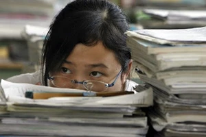 Gánh nặng học tập, một trong những nguyên nhân tước bớt giờ ngủ của học sinh Trung Quốc