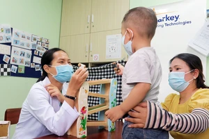Nhân viên y tế Phòng khám đa khoa Trường Đại học Y khoa Phạm Ngọc Thạch điều trị cho trẻ bị rối loạn phổ tự kỷ