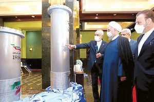 Tổng thống Iran Hassan Rouhani (giữa) thăm triển lãm về thành tựu hạt nhân Iran ngày 10-4 tại thủ đô Tehran