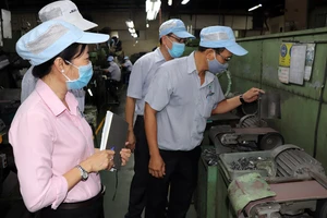 Ban Thanh tra an toàn lao động Công ty TNHH Juki Việt Nam kiểm tra máy móc tại nhà xưởng