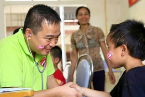 Bác sĩ Nguyễn Lân Hiếu trong một hoạt động khám chữa bệnh thiện nguyện cho trẻ em