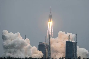 Tên lửa Trường Chinh 5B của Trung Quốc, mang theo trạm không gian Thiên Hòa vào quỹ đạo, rời bệ phóng tại Trung tâm phóng tàu vũ trụ Văn Xương, tỉnh Hải Nam ngày 29-4-2021. Nguồn: TTXVN