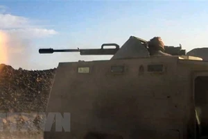 Binh sỹ lực lượng ủng hộ chính phủ Yemen giao tranh với các tay súng lực lượng Houthi tại Marib, Yemen, ngày 25-4-2021. Ảnh: TTXVN