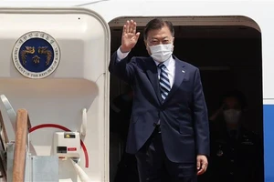 Tổng thống Hàn Quốc Moon Jae-in lên máy bay bắt đầu chuyến thăm Mỹ. Ảnh: TTXVN