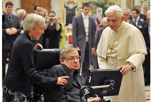 Nhà khoa học Stephen Hawking (1942-2018) trong một lần diện kiến Giáo hoàng Benedict XVI tại Tòa thánh Vatican năm 2008