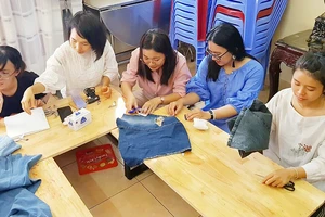 Một buổi học tái chế quần áo jean thành các vật dụng khác tại Trạm Xanh (chụp ở thời điểm dịch Covid-19 chưa bùng phát)