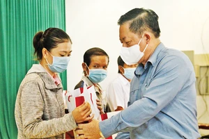 Trưởng Ban Tuyên giáo Trung ương tặng 100 phần quà cho người nghèo ở Tiền Giang