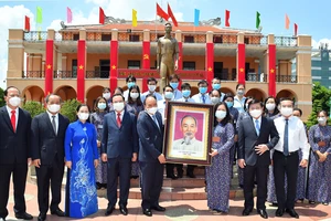 Chủ tịch nước Nguyễn Xuân Phúc tặng Chân dung Chủ tịch Hồ Chí Minh cho Bảo tàng Hồ Chí Minh - chi nhánh TPHCM, tháng 5-2021. Ảnh: VIỆT DŨNG