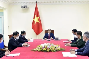 Thủ tướng Chính phủ Phạm Minh Chính điện đàm với Thủ tướng Quốc vụ viện nước Cộng hòa nhân dân Trung Hoa Lý Khắc Cường. Ảnh: TTXVN