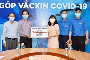 Hiệu trưởng Trường THPT Nguyễn Du (quận 10) Huỳnh Thanh Phú đại diện CBNV nhà trường đóng góp Quỹ Vaccine phòng Covid-19