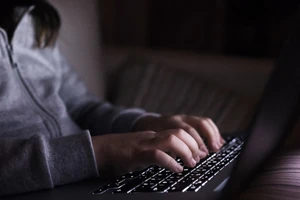 Anh: Hầu hết học sinh bị quấy rối tình dục trực tuyến