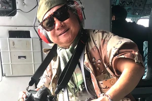 Nhà báo - nhiếp ảnh gia Giản Thanh Sơn trong một lần tác nghiệp ảnh trên không. Ảnh: HOÀNG VĂN OAI