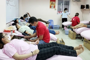 Nhiều người dân hiến máu tại Trung tâm Hiến máu Nhân đạo TPHCM