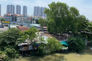 Cách Khu đô thị mới Him Lam Kênh Tẻ vài bước chân là những căn nhà bên sông tạm bợ