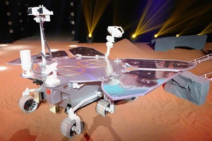 Mô hình của robot Zhu Rong hạ cánh xuống sao Hỏa hồi tháng 5-2021
