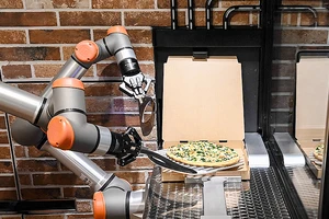 Robot phục vụ pizza