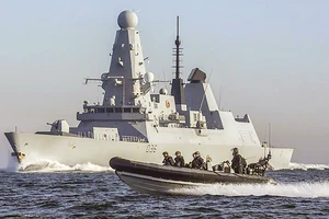 Tàu khu trục HMS Defender, Anh tuần tra khu vực Biển Đông. Ảnh: Reuters