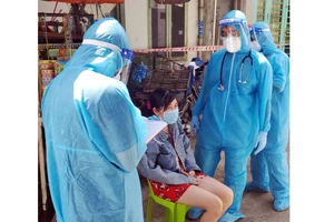 Tổ Y tế cộng đồng phường Tân Phú (quận 7) thăm khám các F0 không triệu chứng và F1 cách ly tại nhà