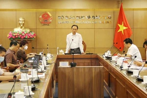 Thứ trưởng Bộ GD-ĐT Hoàng Minh Sơn chủ trì hội nghị trực tuyến về công tác tuyển sinh 2021. Ảnh: Thanhuytphcm