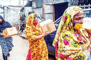 Phụ nữ Bangladesh nhận hàng cứu trợ của Chương trình Phát triển Liên hiệp quốc (UNDP) trong đại dịch Covid-19