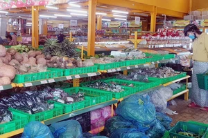 Người dân chọn mua rau củ quả tại siêu thị trên đường Phan Huy Ích, phường 12, quận Gò Vấp