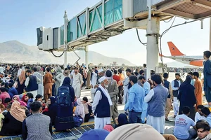 Người dân đổ xô tới sân bay Kabul. Ảnh: CNBC