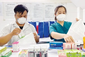 Nhân viên Trạm Y tế phường Nguyễn Cư Trinh, quận 1, TPHCM đang phân thuốc cung cấp bệnh nhân F0 tại địa phương. Ảnh: HOÀNG HÙNG