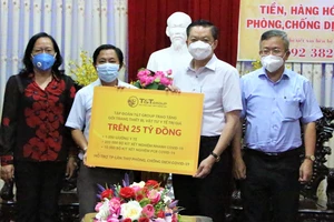 Đại diện Tập đoàn T&T Group trao tặng gói trang thiết bị, vật tư y tế trị giá trên 25 tỷ đồng cho ông Dương Tấn Hiển, Phó Chủ tịch Thường trực UBND TP Cần Thơ (thứ hai từ phải sang)