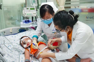 Các bác sĩ Bệnh viện Nhi đồng Thành phố chăm sóc bệnh nhi mắc sốt xuất huyết nặng