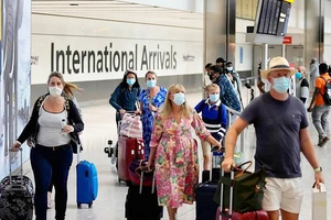 Hoạt động nhộn nhịp tại sân bay quốc tế Heathrow, Anh sau khi Mỹ và châu Âu nối lại các chuyến bay