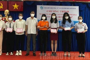 Trao học bổng Nguyễn Thị Minh Khai hỗ trợ học sinh, sinh viên