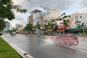 TPHCM: Mưa lớn kéo dài gây ngập nhiều tuyến đường