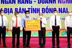 Đại diện Tập đoàn T&T Group và Ngân hàng SHB trao tặng Quỹ phòng, chống dịch Covid-19 tỉnh Đồng Nai 10 tỷ đồng