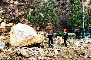 Lực lượng cứu hộ, cứu nạn tỉnh Bình Định đang xử lý sự cố sạt lở núi Bà Hỏa