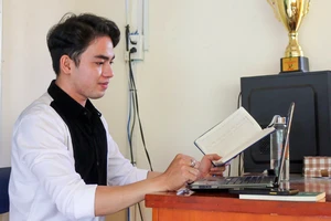 Thầy Nguyễn Hải Triều, giáo viên môn kỹ năng sống, Trường THPT Nguyễn Du (quận 10, TPHCM), trong một tiết dạy trực tuyến