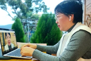 Chuyên gia Nguyễn Thị Vân (Viện Năng suất Việt Nam) làm việc với đối tác qua ứng dụng ChatWord. Ảnh: DŨNG PHƯƠNG