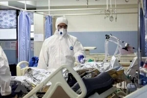 Nhân viên y tế điều trị cho bệnh nhân Covid-19 tại một bệnh viện ở Iran. Ảnh: TTXVN