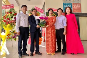 Hiệu trưởng Nguyễn Thị Hằng chúc mừng Phó Hiệu trưởng Bùi Văn Hưng và các giáo viên đạt thành tích xuất sắc trong công tác quản lý mô hình 9+