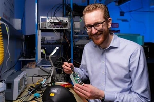Ảnh minh họa: Tiến sỹ Andrew Horsley và thiết bị máy tính lượng tử cầm tay (Nguồn: theaustralian.com.au)