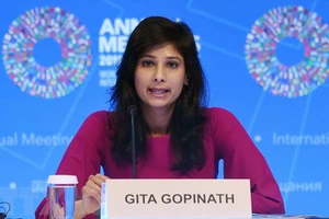 Bà Gita Gopinath phát biểu trong cuộc họp báo ở Washington, DC, Mỹ. Ảnh: TTXVN
