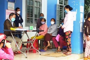 Người dân phường Hoài Xuân, thị xã Hoài Nhơn, Bình Định đến trạm y tế nộp tiền test Covid-19 vào chiều 29-12 để được tiêm vaccine